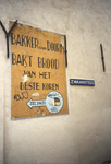 605847 Afbeelding van de muurreclame van bakker Van Doorn, op de zijgevel van het pand Springweg 84 in de Zwaansteeg te ...